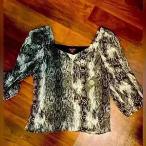 On‎ or off the shoulder animal print